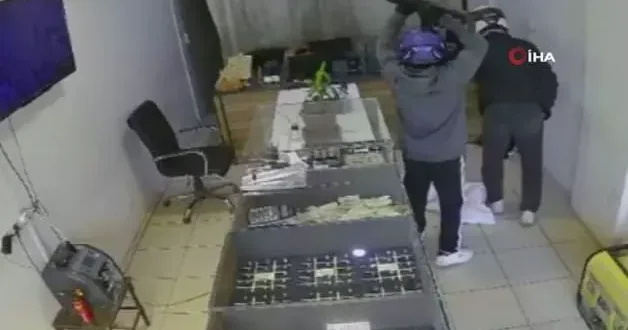 2 hırsızdan 3 dakikada 17 milyon liralık vurgun! Korku dolu anlar kamerada
