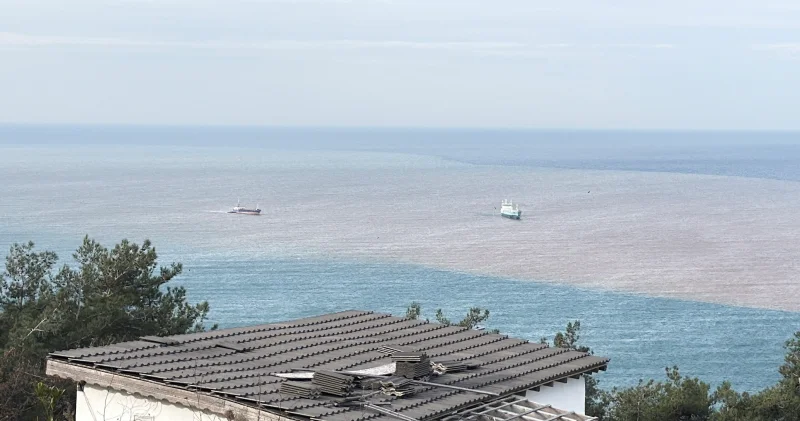 Eriyen kar suları nedeniyle denizin rengi değişti Bartın Haberleri