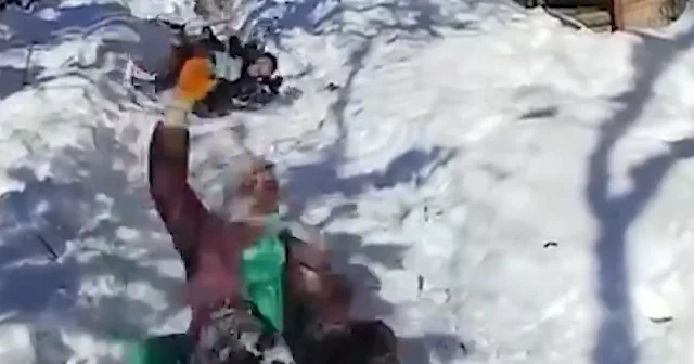 Bartın’da kadınların kar keyfi izleyenleri gülümsetti VİDEO İZLE