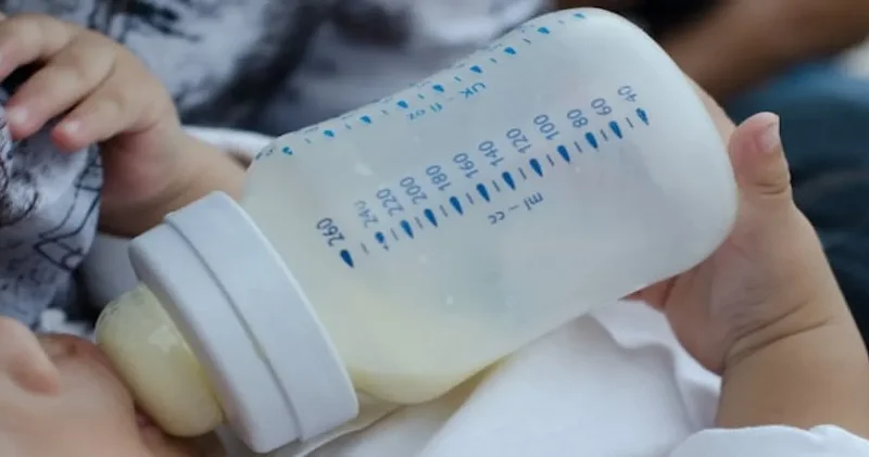 Kıta çapında alarm: Ünlü firma bebek mamalarını toksin şüphesiyle geri çağırıyor