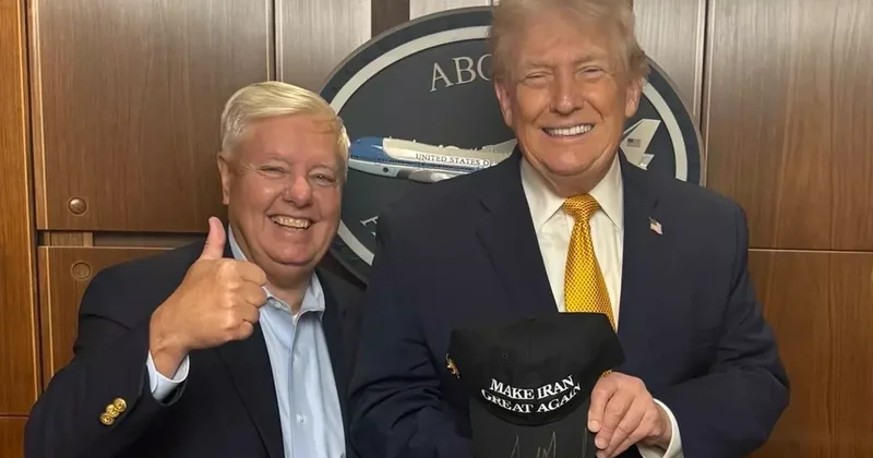 Trump ın pozu gündem oldu! Şapkadaki yazı gündem oldu: Sırada o ülke mi var?