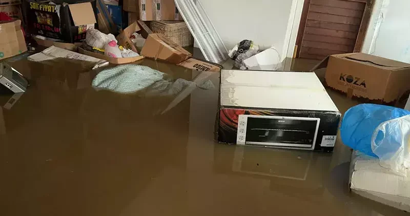 Avcılar da 20 gün içerisinde 3 kez çöken yol toprakla dolduruldu; bodrum katı su bastı