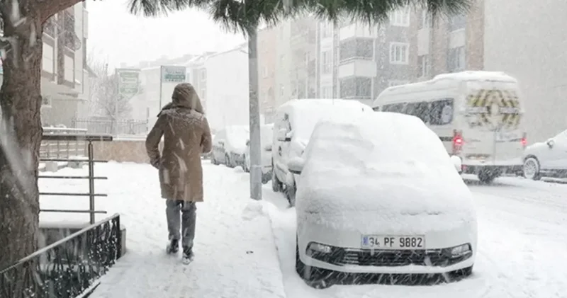 Tarih verildi: İstanbul a yeniden kar geliyor! Meteoroloji ve AKOM dan peş peşe uyarı
