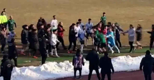 Maç sonu tekme ve yumruklar havada uçuştu VİDEO İZLE