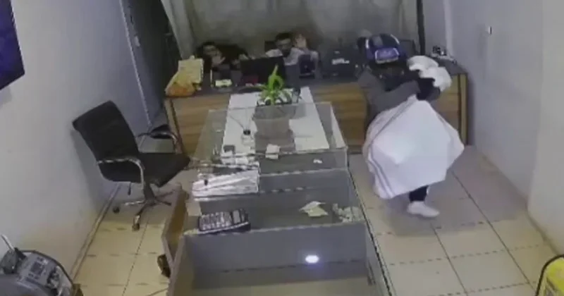 Hatay da silahlı kuyumcu soygunu: 3 dakikada 3 kilo altınla kaçtılar Sözcü Gazetesi