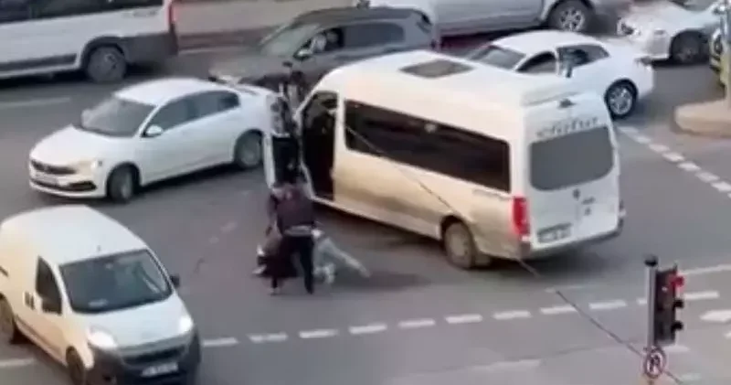 Pendik te kırmızı ışıkta iki sürücü arasındaki yol verme kavgası kamerada