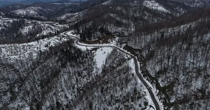 Karla kaplanan 900 rakımlı Çam Dağı, kartpostallık görüntüler sundu
