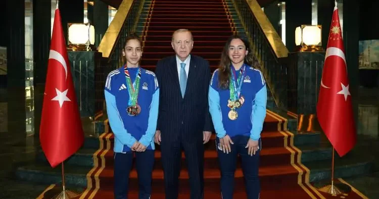 Cumhurbaşkanı Erdoğan Sude Yaren Uzunçavdar ve Sıla Irmak Uzunçavdar’ı kabul etti