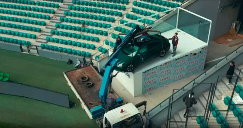 Kocaelispor Stadı nın zeminine vinçle araç indirdiler