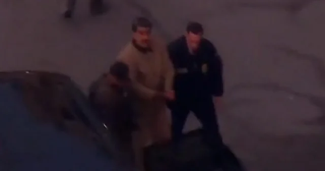 Maduro mahkemeye götürülürken görüntülendi: Bir ayağının aksaması dikkatlerden kaçmadı VİDEO İZLE