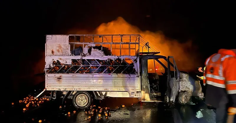 Osmaniye de mandalina yüklü kamyonette çıkan yangın söndürüldü