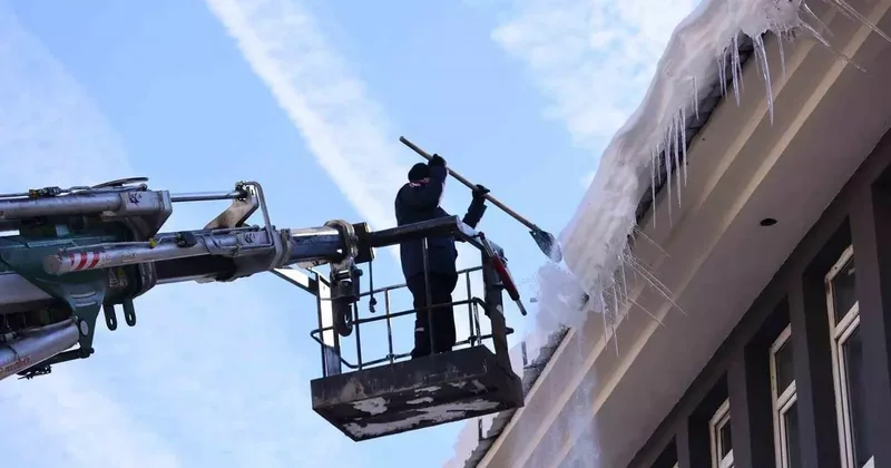 Bingöl’de buz sarkıtları itfaiye ekiplerince temizlendi