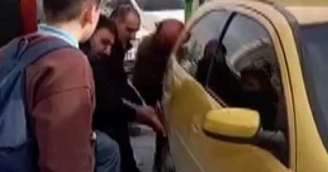 Arnavutköy’de ilginç anlar: Otobüse yol vermek için aracı elleriyle kaldırdılar VİDEO İZLE