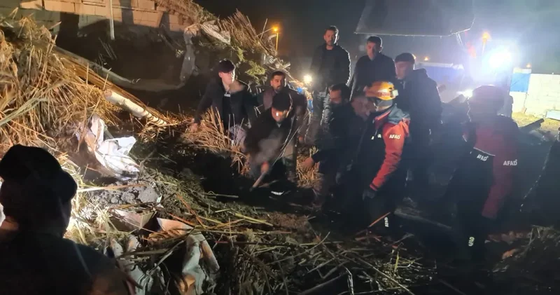 Kerpiç ahırın toprak tavanı çöktü: 12 küçükbaş hayvan öldü