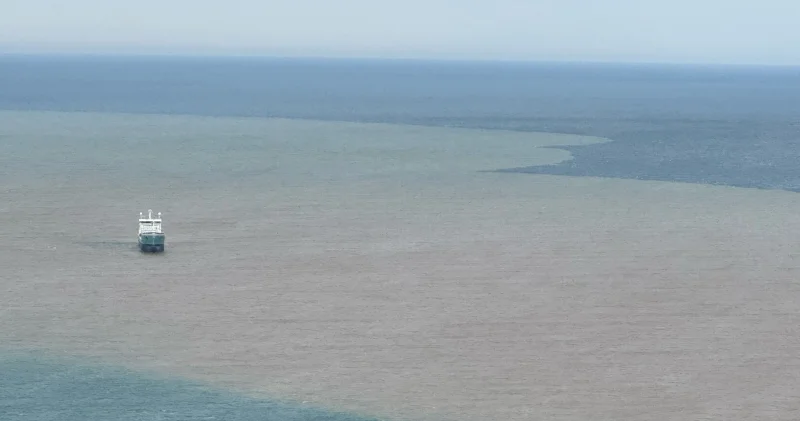 Bartın da ırmağın taşıdığı çamurlu suyla denizin rengi değişti Gündem Haberleri