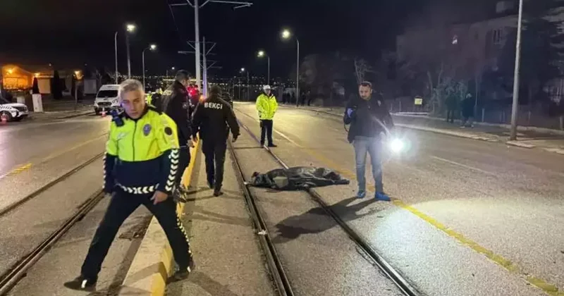 Tramvaydan inen yolculara otomobil çarptı: 3 vatandaş öldü! Kahreden detay
