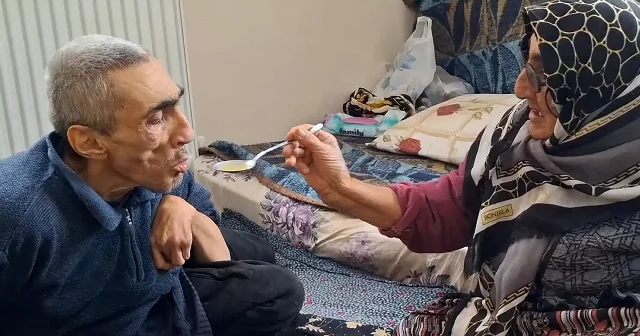 Engelli oğluna 61 yıldır bakan yaşlı kadın azmi ve şefkatiyle görenleri duygulandırdı VİDEO İZLE