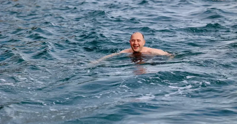 Giresun Valisi Kışın Denize Girdi