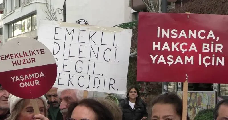 İzmir de emeklilerden maaş zammı protestosu: Açlık sınırının 30 bin TL’yi zorladığı bir dönemde 18 bin 900 TL bir aylık değil, bir ölüm harçlığıdır!