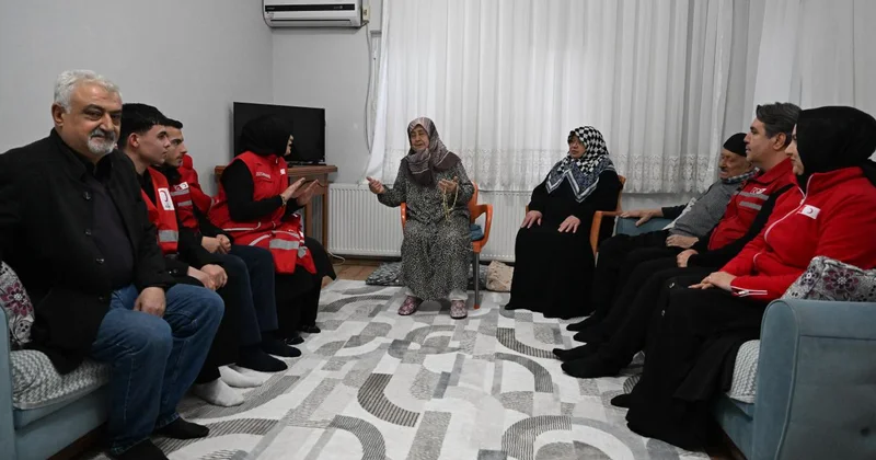 Kızılay ekibinden enkazdan kurtardıkları aileye sürpriz ziyaret