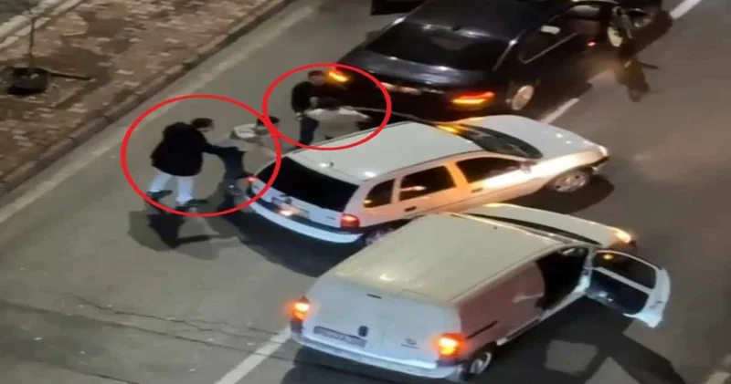 Trafikte yol verme kavgası büyüdü ortalığı birbirine kattılar: Çıkar silahı sık şuna