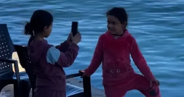 Gazze de iki küçük kız tüm yokluğa rağmen denizin kıyısında birbirlerinin fotoğrafını çekti VİDEO İZLE