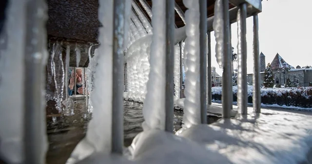 Erzurum da soğuklar etkili oluyor; Çeşme ve şadırvanlar dondu Erzurum Haberleri