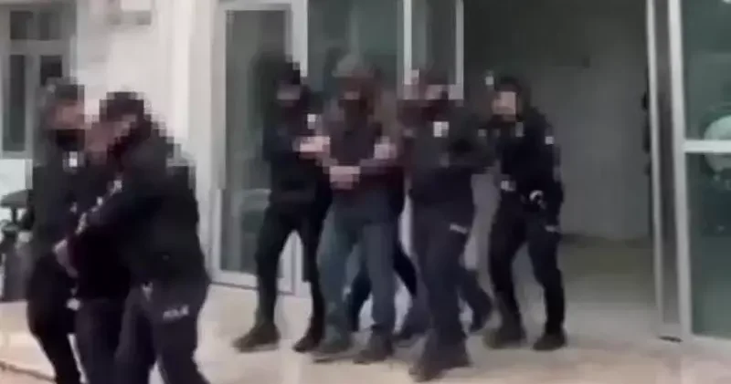 Sultangazi de 4 ayrı adrese düzenlenen operasyonda 3 şüpheli yakalandı