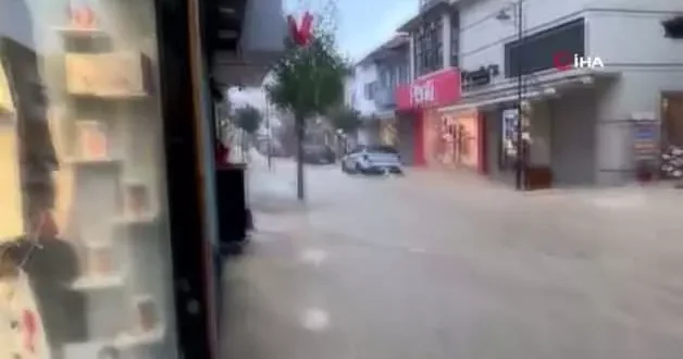 İzmir de yağışlar sokakları göle döndürdü rögarlar yine taştı