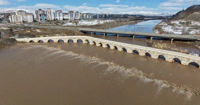 Karlar erken eridi, Kızılırmak ın hem rengi hem debisi değişti Sivas Haberleri