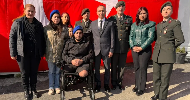 Depremzede genç kız ile kendisine parka veren albay bir araya geldi Sözcü Gazetesi