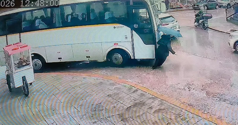 Servis minibüsünün çarpıp sürüklediği kadın yara almadan kurtuldu