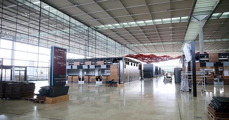 Berlin Brandenburg Havalimanı nda uçak kalkışları durduruldu