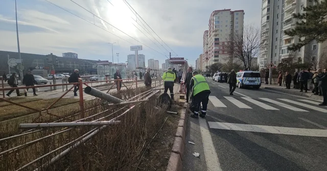 Araç refüjde bekleyen yayaların arasına daldı: 3 yaralı Kayseri Haberleri