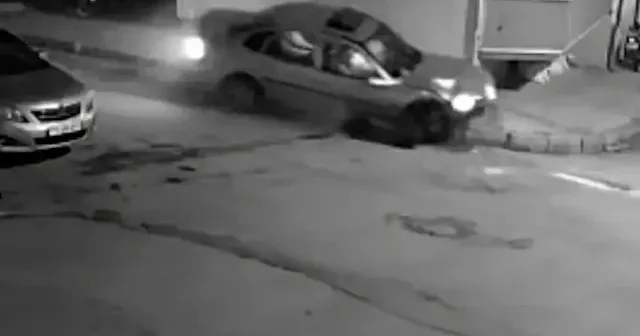 Karaman’da 17 yaşındaki sürücünün kullandığı otomobil park halindeki araca çarptı: 3 çocuk yaralandı VİDEO İZLE