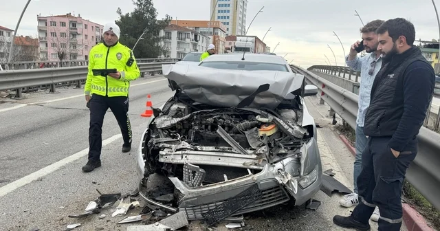 Uşak ta 3 otomobil çarpıştı: 4 yaralı Uşak Haberleri