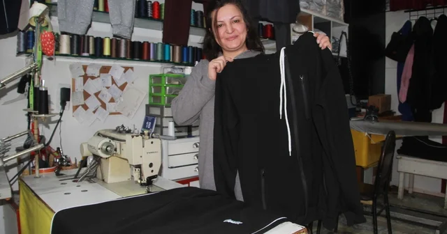 Fabrikaların atık kumaşlarını satın alıp, 20 dakikada kıyafet üretiyor Ordulu terzi Ayşe Tepe, ürettiği kıyafetleri mağazaların dörtte bir fiyatına satıyor Ordu Haberleri