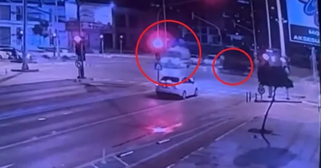 Hasta taşıyan ambulansa cipin çarptığı kaza kamerada; 5 yaralı Mersin Haberleri