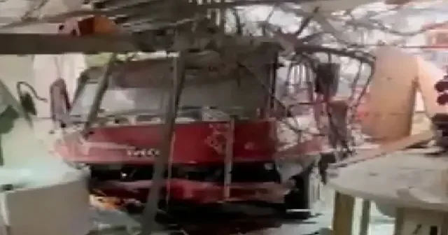 Büyükçekmece’de kontrolden çıkan nakliye kamyonu diş polikliniğine daldı VİDEO İZLE