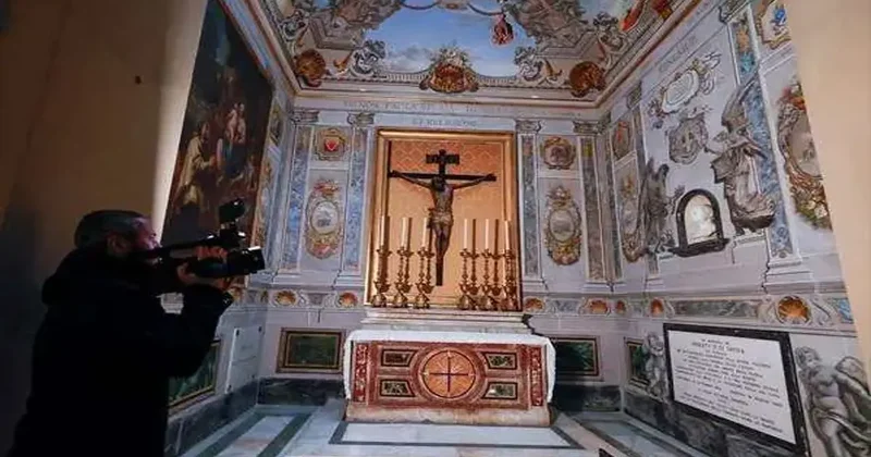 Roma daki tarihi bazilikada Meloni ye benzetilen melek figürlü fresk kaldırıldı