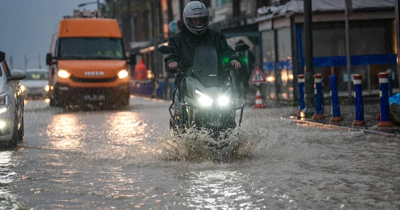 İzmir de sağanak: Caddeler su altında kaldı