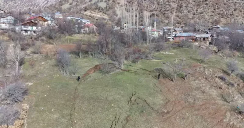 Heyelan sonrası köy tedirgin: Bölge tahliye edilebilir!