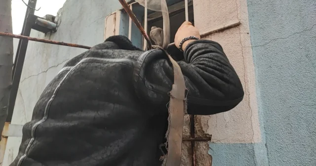 Kedi bile zor girer denilen pencereden girdi, sadece iPhone ları çaldı Hırsızın iş yerine girmesi ve telefonları çalması anbean görüntülendi Adana Haberleri