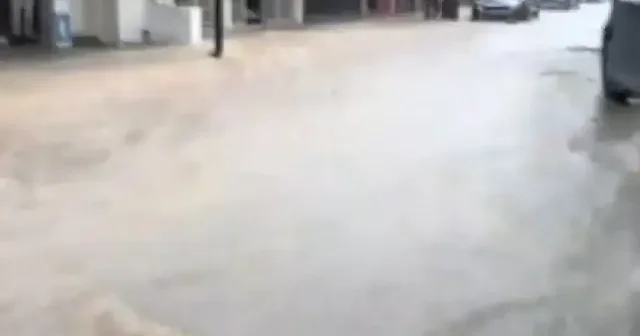 Çeşme yi sağanak vurdu: Caddeler dereye döndü rögarlar taştı VİDEO İZLE