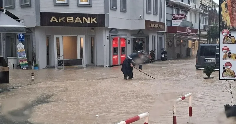 Çeşme yine sele teslim! Hayat durma noktasına geldi...