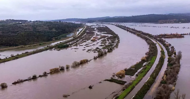 Portekiz’i fırtına vurdu: 1 kişi sel suyuna kapılarak hayatını kaybetti