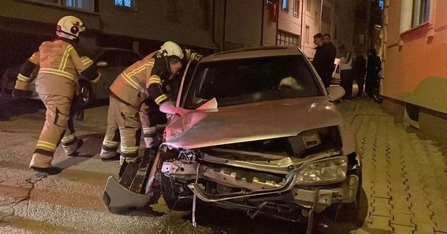 Kaza sonrası kendilerini otomobilden dışarı attılar Ehliyetsiz 17 yaşındaki sürücünün kullandığı otomobil kaza yaptı, o anlar güvenlik kamerasına yansıdı Karaman Haberleri