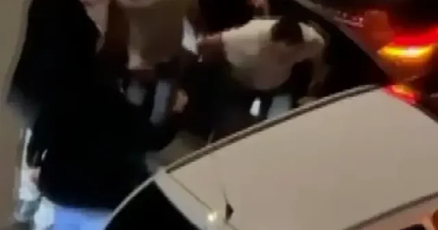 Trafik magandaları yol kesip sürücüyü darp etti: Çıkar silahı sık tehdidi cezasız kalmadı VİDEO İZLE