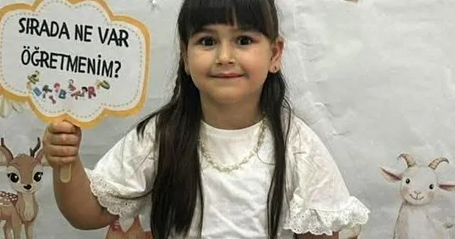 Bu acıya yürek dayanmaz, babası 7 yaşındaki kızının tabutunu taşıdı Okul önünde servis kazasında ölen Elanur toprağa verildi Zonguldak Haberleri