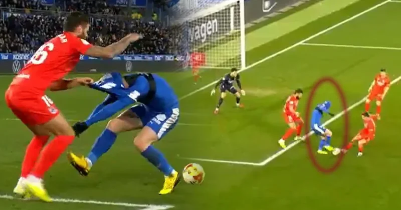 Son 100 yılın en tuhaf penaltısı! Formayı başına geçirdi... Sözcü Gazetesi